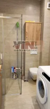 Kupatilo sa tuš kabinom, WC šoljom i veš mašinom. - image 10
