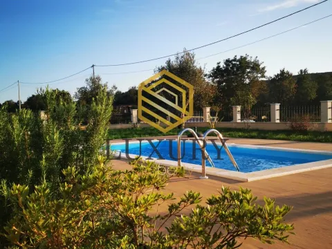 Izdavanje, kuća, 200m², Krimovica, Kotor - image 5