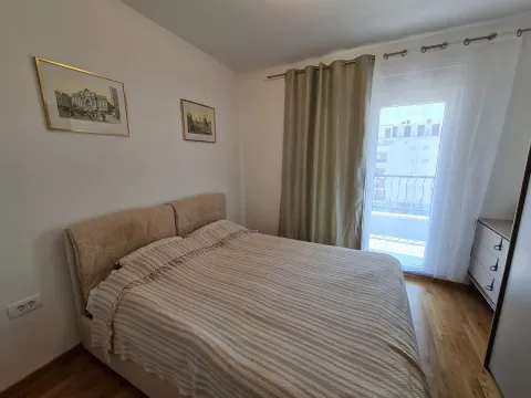 Bright bedroom with a double bed and access to the balcony. - image 11