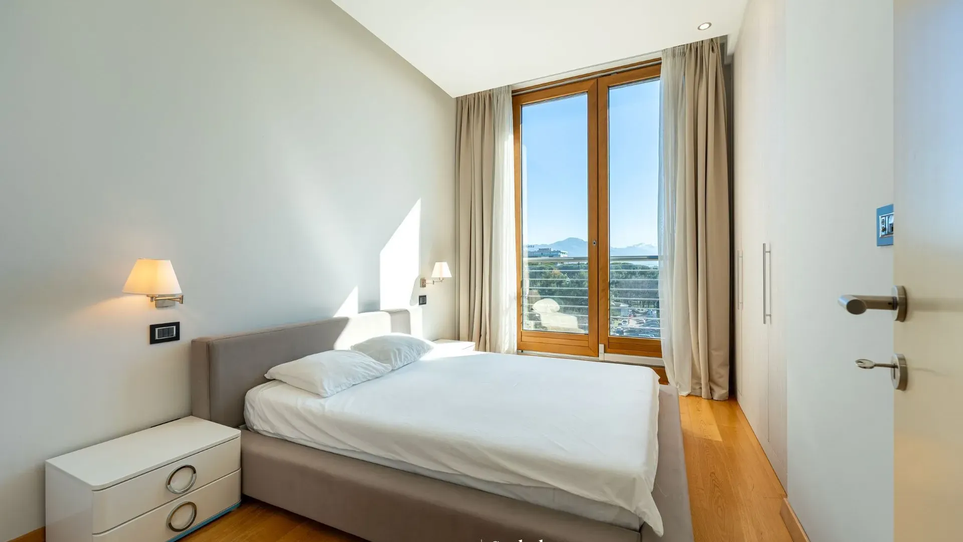 Izdavanje, dvosoban stan, 94m², Kod Capital Plaze, Podgorica