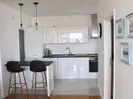 Izdavanje, stan, 74m², Tivat, Crna Gora - image 1