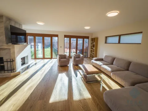 Sale, house, 330m², Centar, Kolašin - image 11