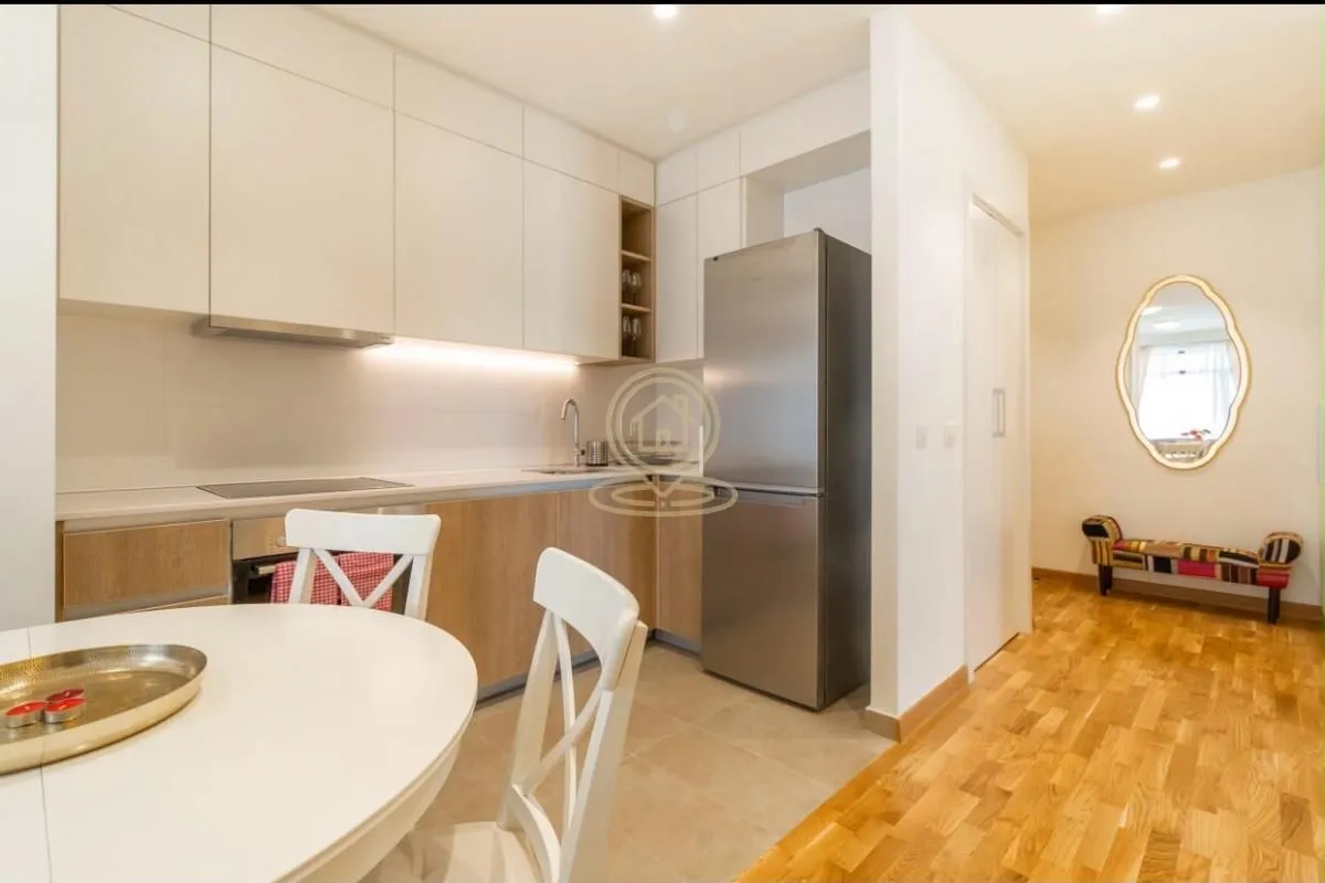 Izdavanje, trosoban stan, 87m², Savski Venac, Beograd