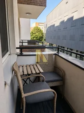 Manji balkon opremljen garniturom za sedenje. - image 20