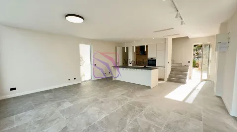 Moderna kuhinja sa ostrvom u otvorenom prostoru sa stepeništem. - image 3