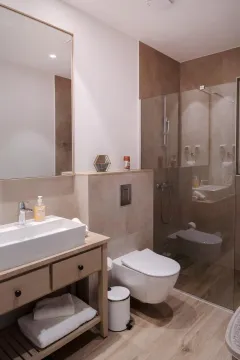 Moderne kupatilo sa umivaonikom, konzolnom šoljom i tuš kabinom sa staklenom pregradom. - image 5