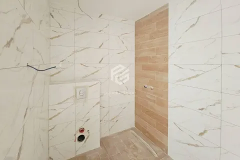 Renovirano kupatilo u fazi završnih radova sa keramičkim pločicama. - image 7