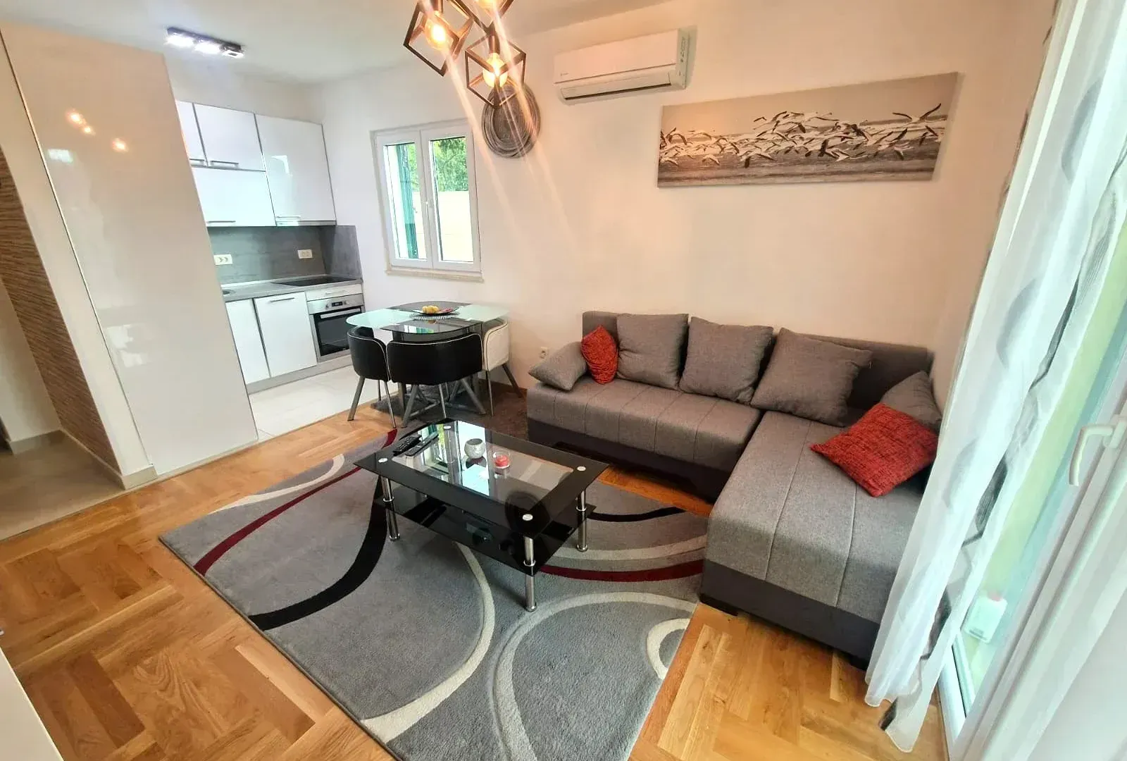 Izdavanje, stan, 55m², Tivat, Crna Gora