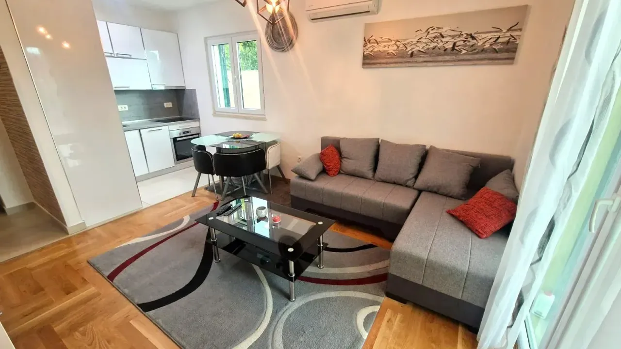 Izdavanje, stan, 55m², Tivat, Crna Gora