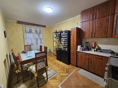 Kuhinja sa trpezarijom i drvenim elementima. - image 6