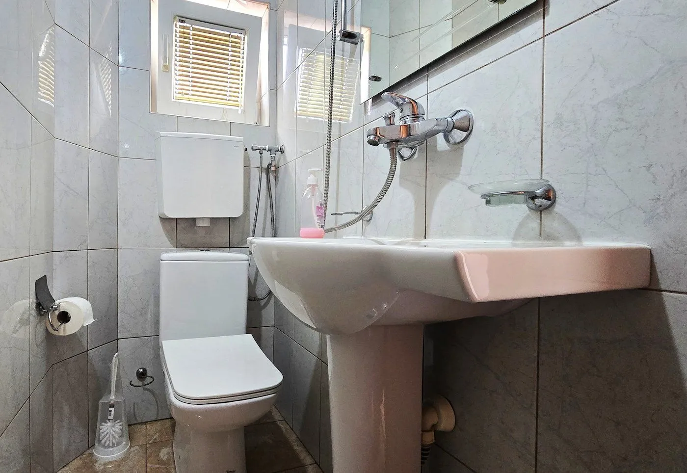 Izdavanje, kuća, 180m², Tološi, Podgorica
