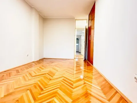 Izdavanje, dvosoban stan, 90m², Centar, Podgorica - image 11