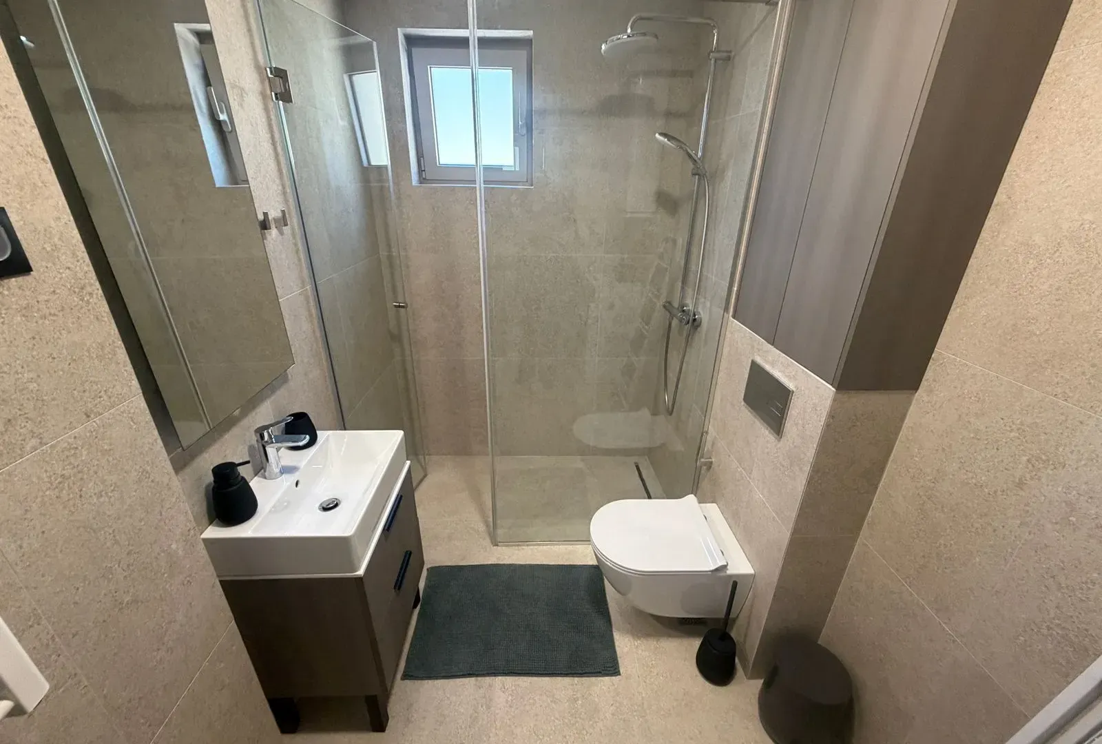 Izdavanje, dvosoban stan, 72m², Tripovići, Tivat