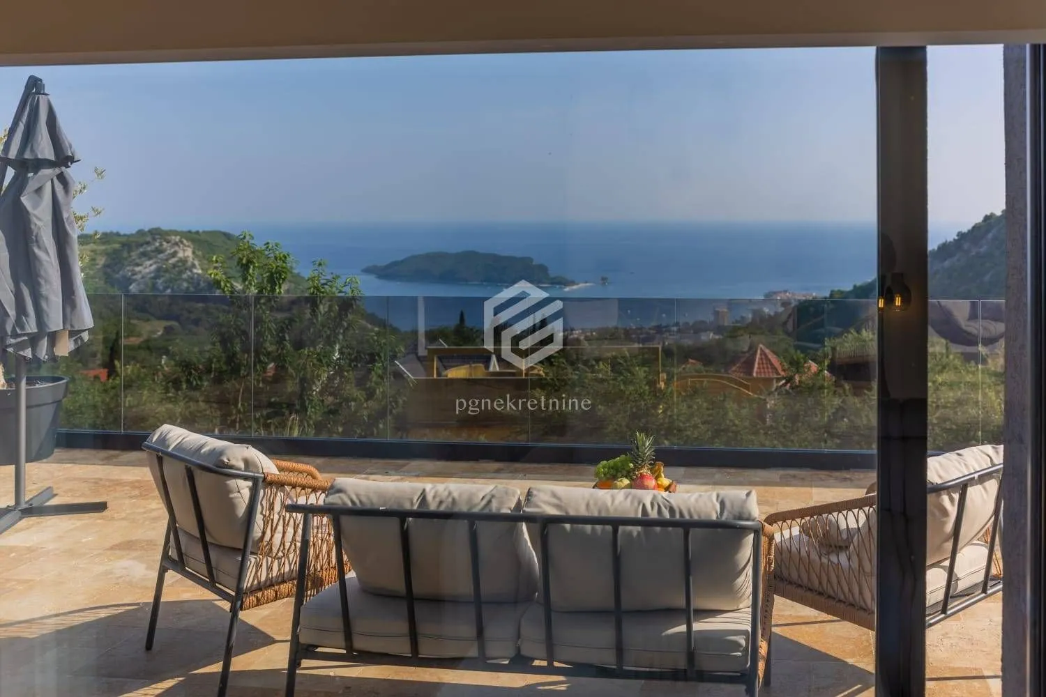 Izdavanje, kuća, 300m², Markovići, Budva