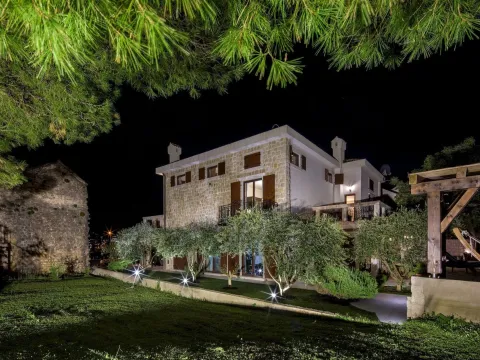 Izdavanje, kuća, 497m², Prčanj, Kotor - image 35