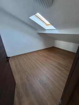 Prazna potkrovna prostorija sa parketom i krovnim prozorom. - image 15