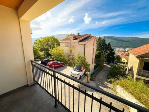 Pogled sa balkona na dvorište, okolne zgrade i brda. - image 13