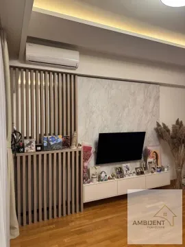 Dnevna soba sa TV-om, drvenim pregradnim paravanom i spuštenim plafonom sa rasvetom. - image 4
