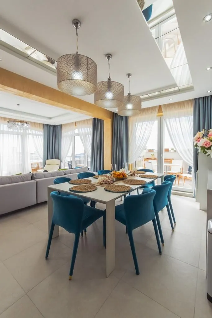 Izdavanje, trosoban stan, 146m², Bečići, Budva