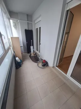 Zastakljeni balkon sa keramičkim pločicama i sredstvima za čišćenje. - image 19