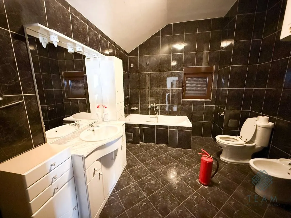 Rent, house, 460m², Gorica C, Podgorica