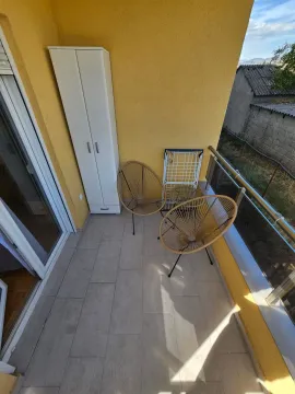 Manji natkriveni balkon sa garniturom za sjedenje i ormarom. - image 9