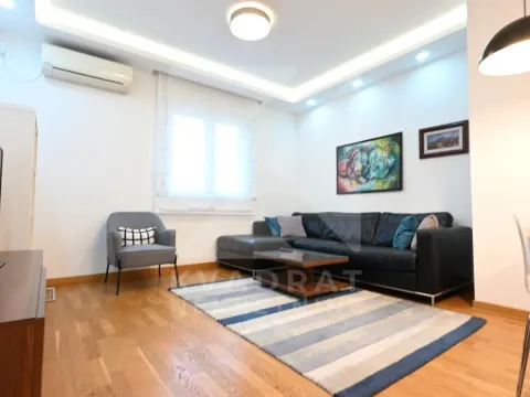 Izdavanje, jednosoban stan, 45m², City Kvart, Podgorica - image 1