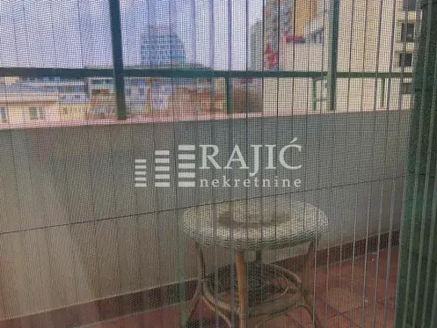 Covered terrace with a table and a view. - image 5