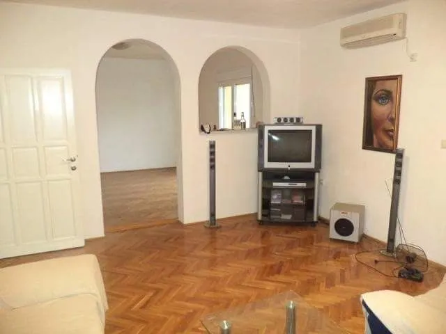 Prodaja, kuća, 300m², Podgorica, Crna Gora