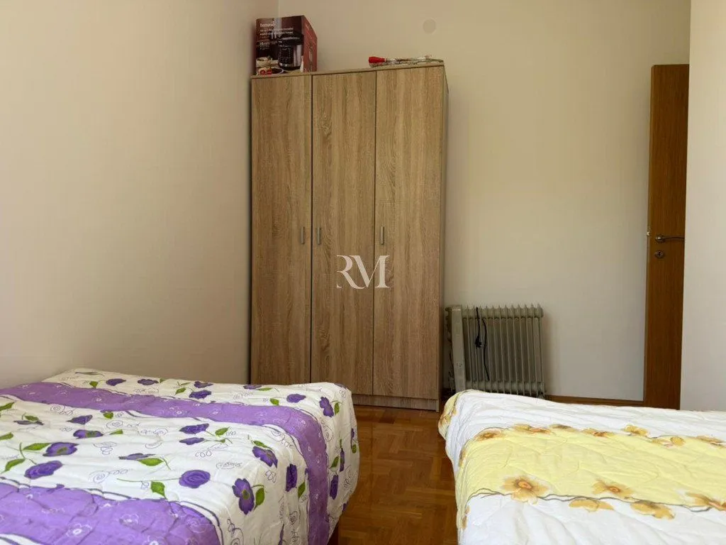 Spavaća soba sa dva kreveta i garderoberom.