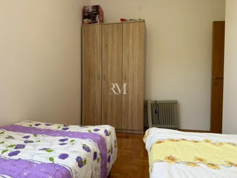 Spavaća soba sa dva kreveta i garderoberom. - image 9