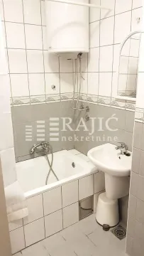 Manje kupatilo sa kadom, umivaonikom i bojlerom. - image 16