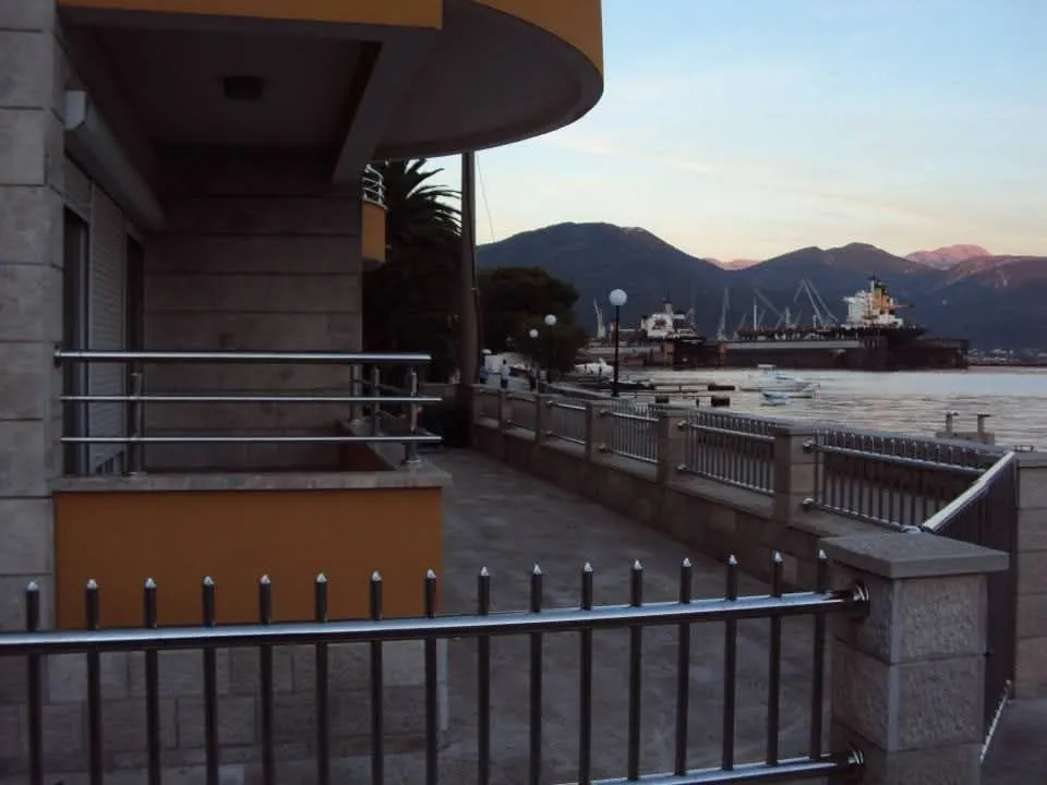 Izdavanje, jednosoban stan, 61m², Bijela, Herceg Novi