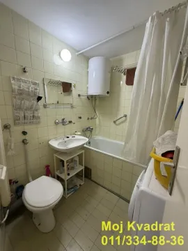 Manje opremljeno kupatilo sa kadom, umivaonikom i wc šoljom. - image 7
