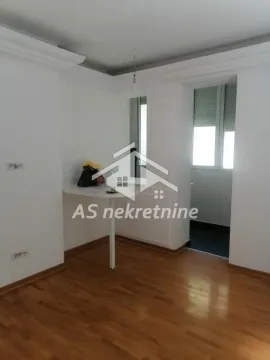 Manja kuhinja sa ugrađenim pultom i drvenim podom. - image 6