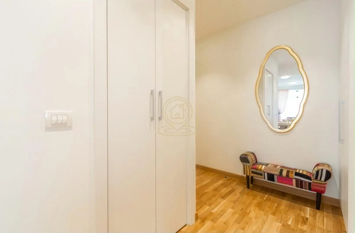 Izdavanje, trosoban stan, 87m², Savski Venac, Beograd