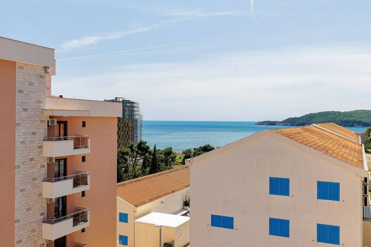 Rent, one bedroom apartment, 72m², Bečići, Budva