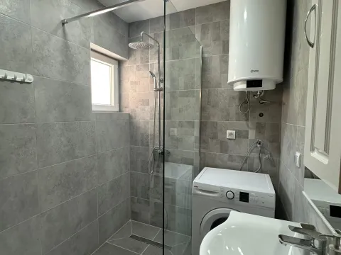 Izdavanje, trosoban stan, 200m², Centar, Tivat - image 9