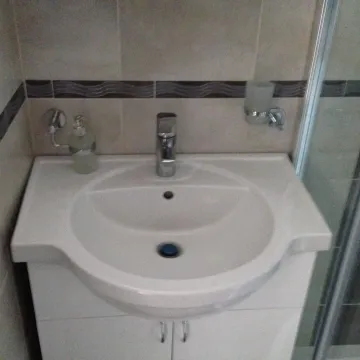 Kupatilo sa umivaonikom i belim elementima. - image 6