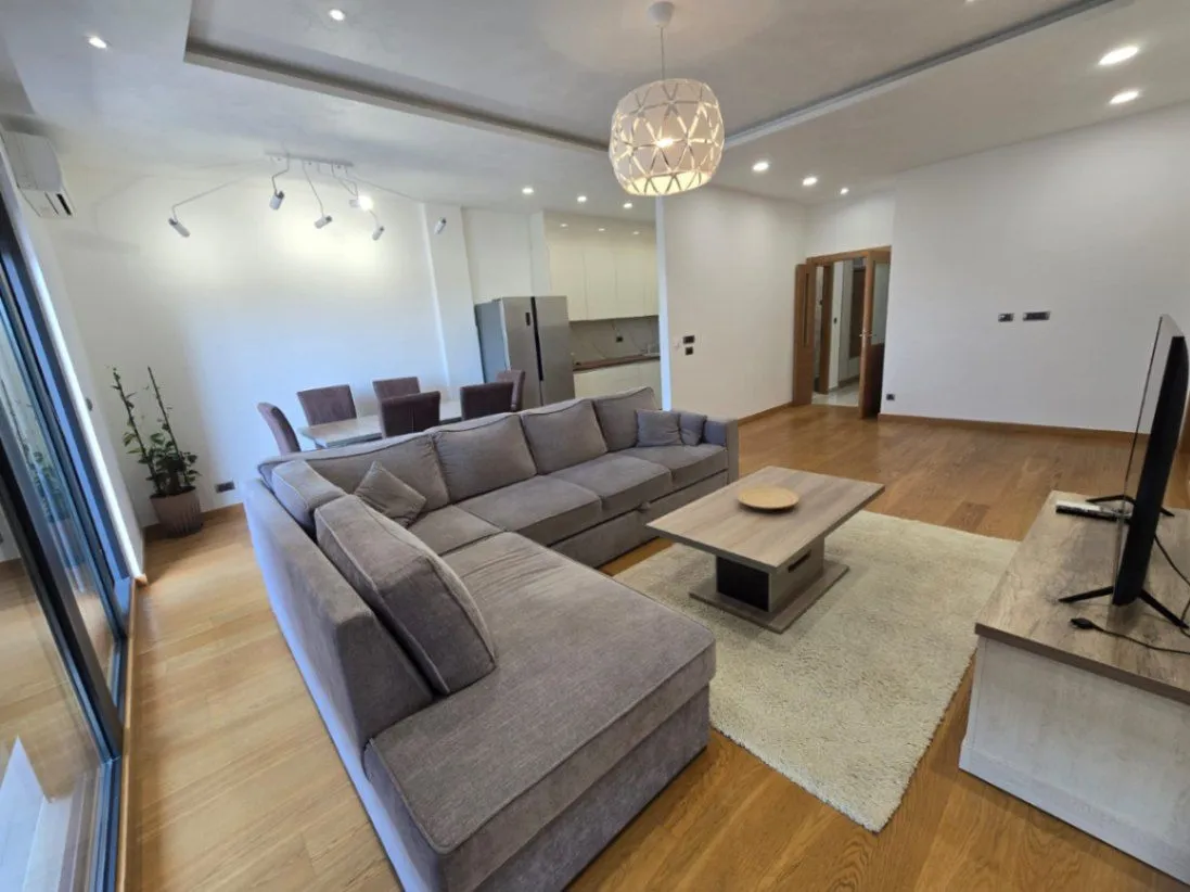 Izdavanje, četvorosoban stan, 118m², Kod Capital Plaze, Podgorica