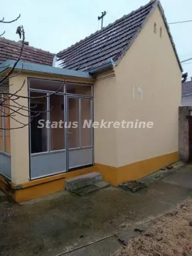 Pogled na spoljašnjost kuće sa ulazom i zastakljenom verandom. - image 8