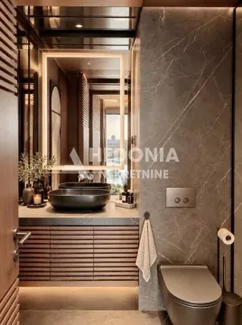 Moderno kupatilo sa umivaonikom, velikim ogledalom sa osvetljenjem i ugradnom wc šoljom. - image 10