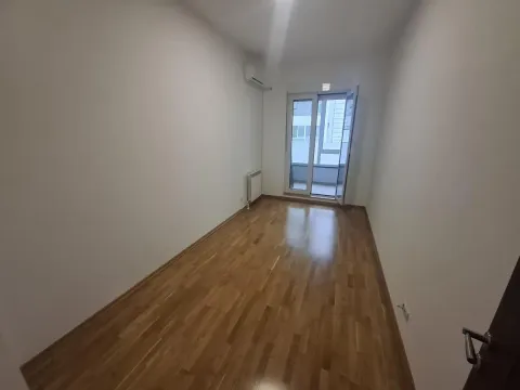 Prazna soba sa drvenim podom i izlazom na terasu. - image 7