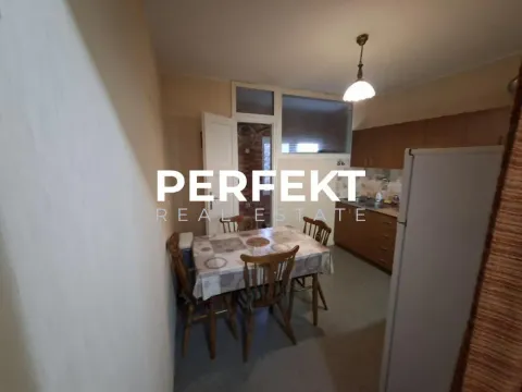 Kuhinja sa trpezarijskim stolom i stolicama. - image 13