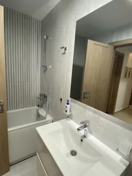 Svijetlo kupatilo sa kadom i lavaboom. - image 14