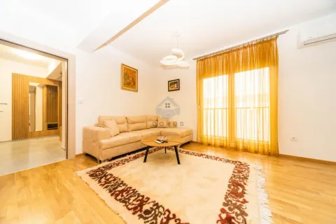 Dnevna soba sa ugaonom garniturom, stočićem i prozorom sa žutim zavjesama. - image 5