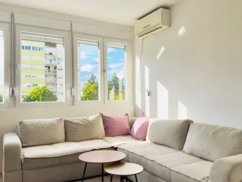 Izdavanje, dvosoban stan, 70m², Centar, Nikšić