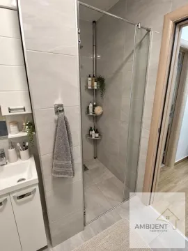 Moderno kupatilo sa tuš kabinom i umivaonikom. - image 12