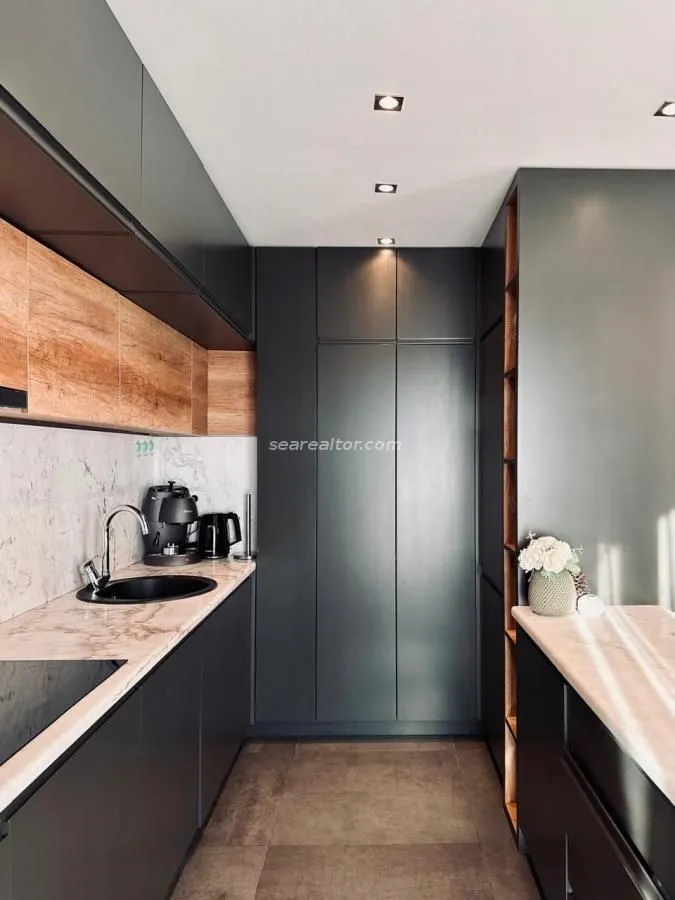 Izdavanje, trosoban stan, 130m², Centar, Tivat