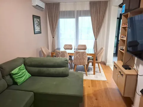 Dnevna soba sa garniturom, trpezarijom i televizorom. - image 3